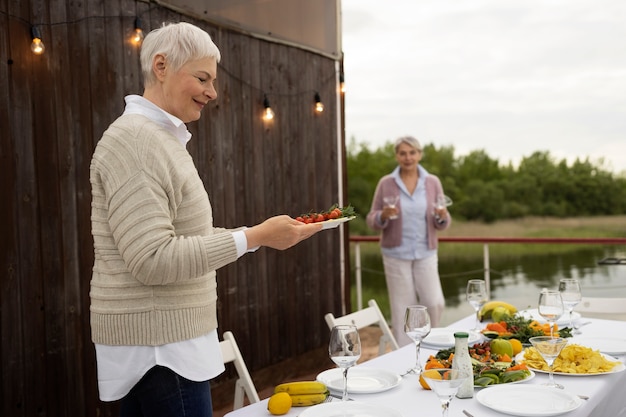 Photo gratuite amis d'âge moyen s'amusant au festival de la gastronomie