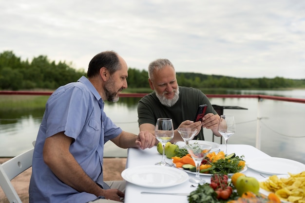 Amis d'âge moyen s'amusant au festival de la gastronomie