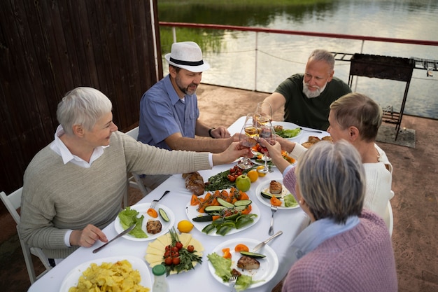 Photo gratuite amis d'âge moyen s'amusant au festival de la gastronomie