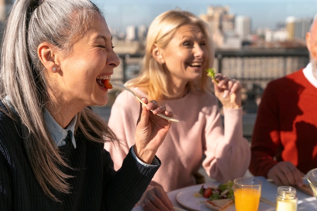 Photo gratuite amis d'âge moyen s'amusant