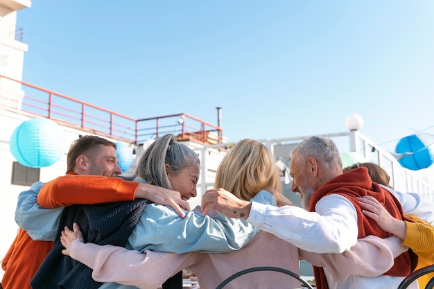 Photo gratuite amis d'âge moyen s'amusant