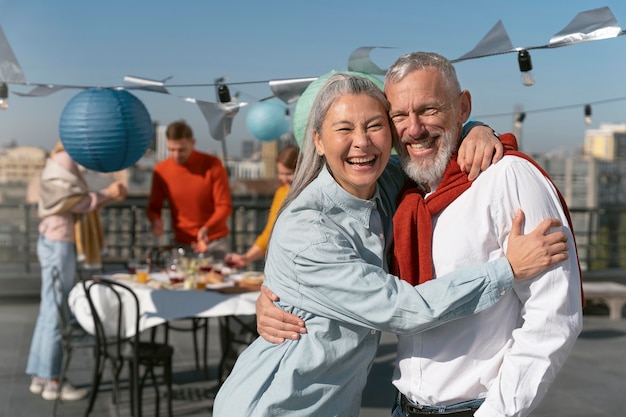 Photo gratuite amis d'âge moyen s'amusant