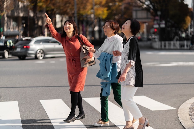 Photo gratuite amis d'âge moyen s'amusant