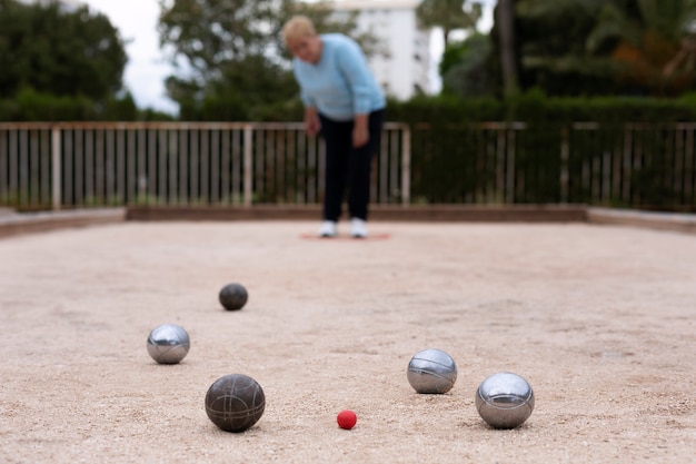 Amis âgés jouant à la pétanque