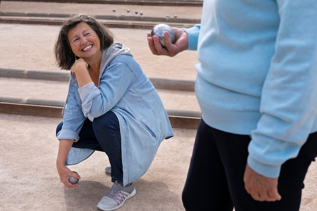 Amis âgés jouant à la pétanque