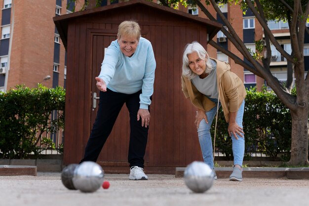 Amis âgés jouant à la pétanque