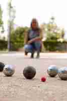 Photo gratuite amis âgés jouant à la pétanque