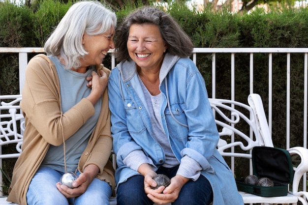 Amis âgés jouant à la pétanque