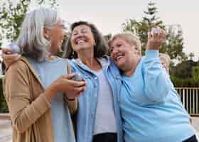 Photo gratuite amis âgés jouant à la pétanque