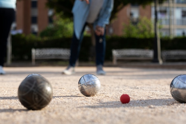 Photo gratuite amis âgés jouant à la pétanque