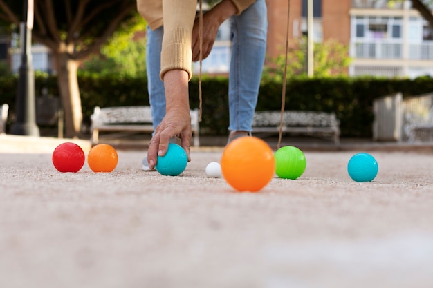 Amis âgés jouant à la pétanque