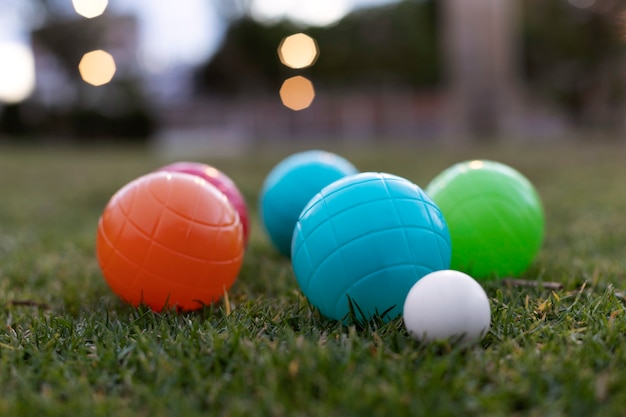 Photo gratuite amis âgés jouant à la pétanque