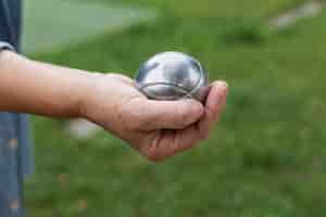 Photo gratuite amis âgés jouant à la pétanque