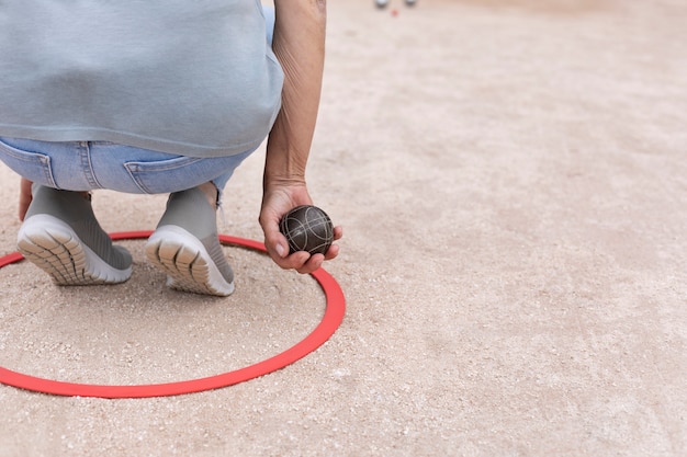 Photo gratuite amis âgés jouant à la pétanque