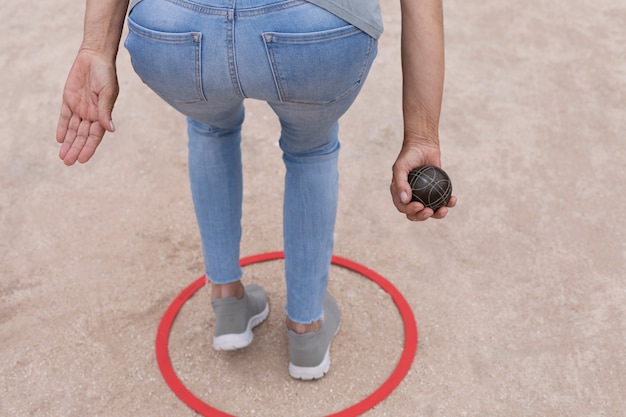 Photo gratuite amis âgés jouant à la pétanque