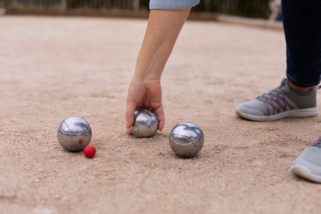 Photo gratuite amis âgés jouant à la pétanque