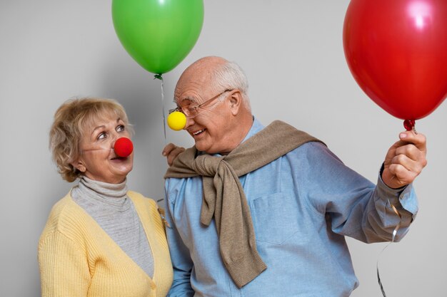 Amis aînés faisant la fête ensemble vue de face