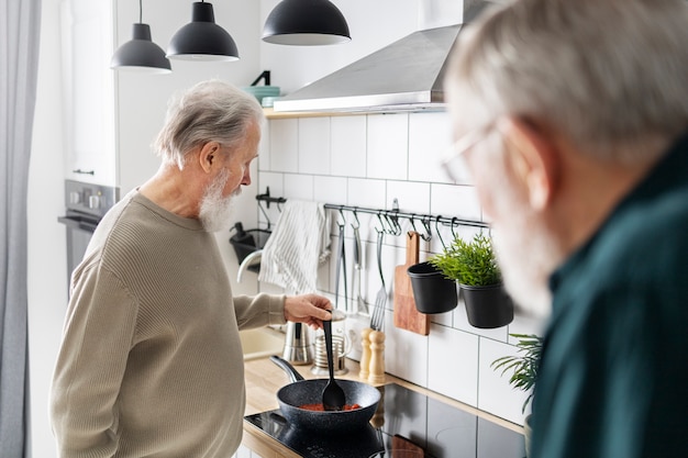 Photo gratuite amis aînés passant du temps ensemble