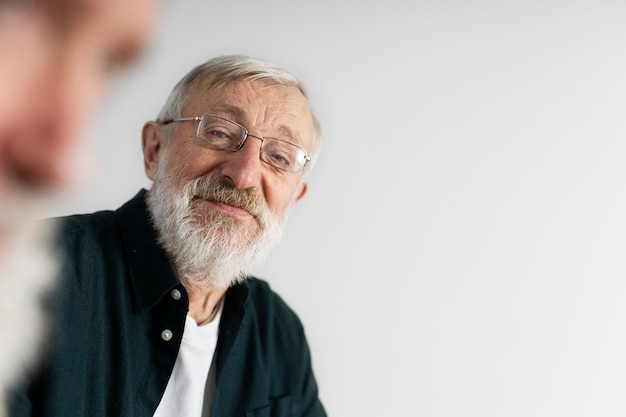 Photo gratuite amis aînés passant du temps ensemble