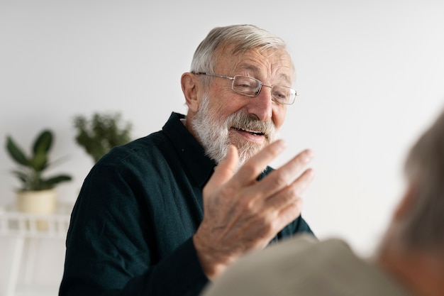 Photo gratuite amis aînés passant du temps ensemble