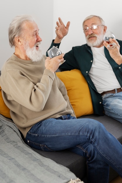 Amis aînés passant du temps ensemble