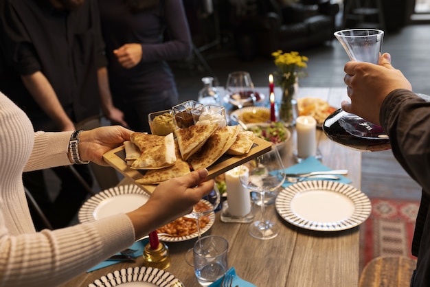 Photo gratuite amis à angle élevé avec une cuisine délicieuse