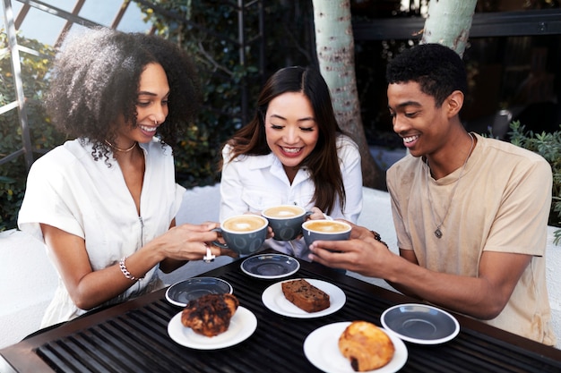 Photo gratuite amis appréciant le café ensemble