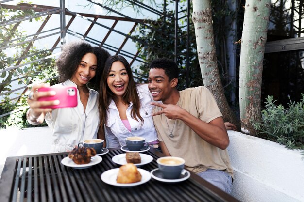 Amis appréciant le café ensemble