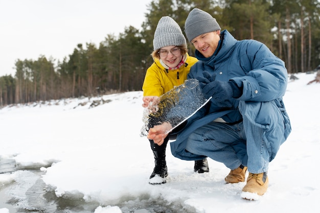 Amis appréciant le voyage d'hiver