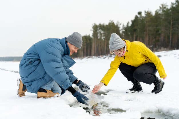 Amis appréciant le voyage d'hiver