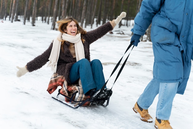 Amis appréciant le voyage d'hiver