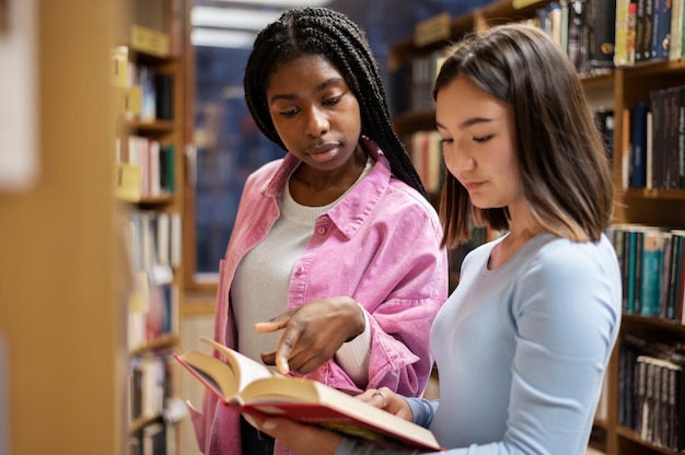 Amis apprenant dans un groupe d'étude