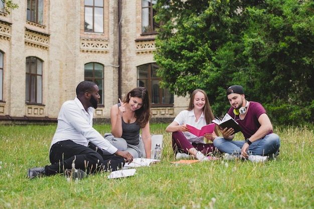 Amis apprenant sur l&#39;herbe