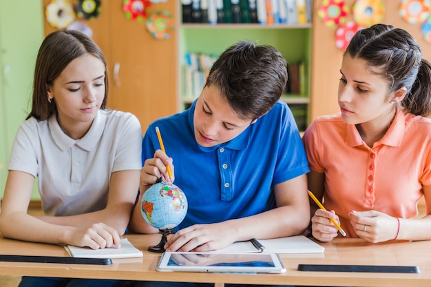 Photo gratuite les amis apprennent ensemble en classe