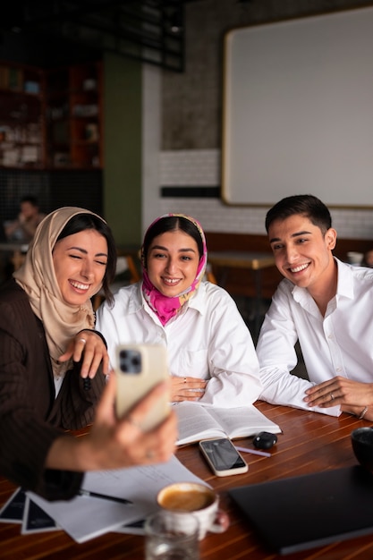 Amis arabes à photo moyenne prenant un selfie