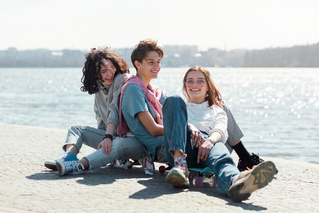 Amis au bord de la mer plein coup