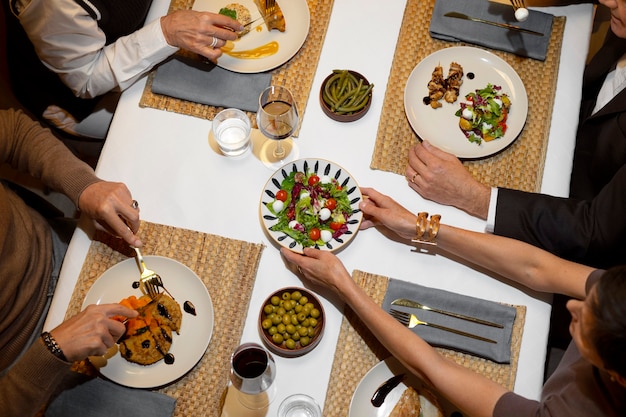 Photo gratuite des amis au sommet déjeunent dans un restaurant de luxe.