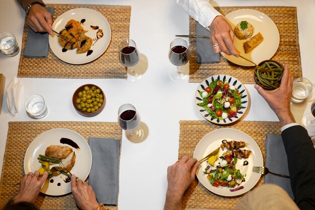 Photo gratuite des amis au sommet déjeunent dans un restaurant de luxe.