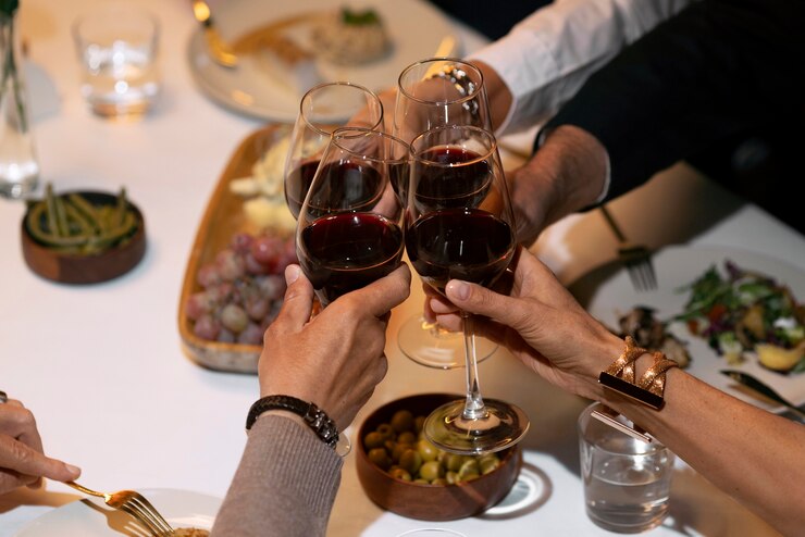 Photo gratuit des amis au sommet déjeunent dans un restaurant de luxe.