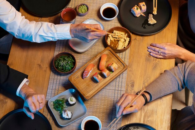 Des amis au sommet déjeunent dans un restaurant de luxe.