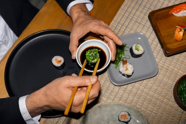 Photo gratuite des amis au sommet déjeunent dans un restaurant de luxe.