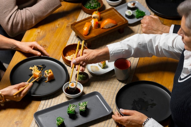 Photo gratuite des amis au sommet déjeunent dans un restaurant de luxe.