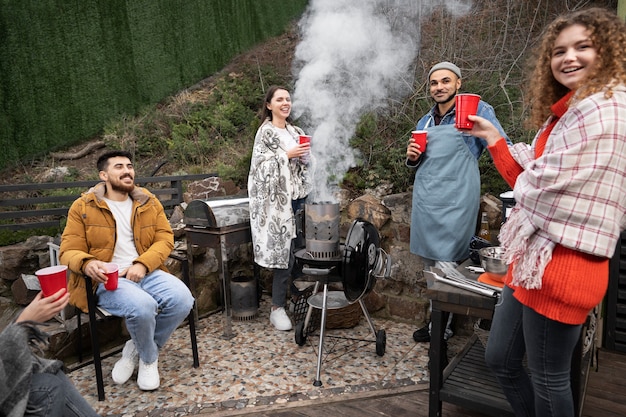 Photo gratuite amis ayant un bon barbecue ensemble