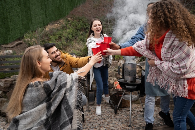 Amis ayant un bon barbecue ensemble