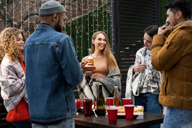 Amis ayant un bon barbecue ensemble