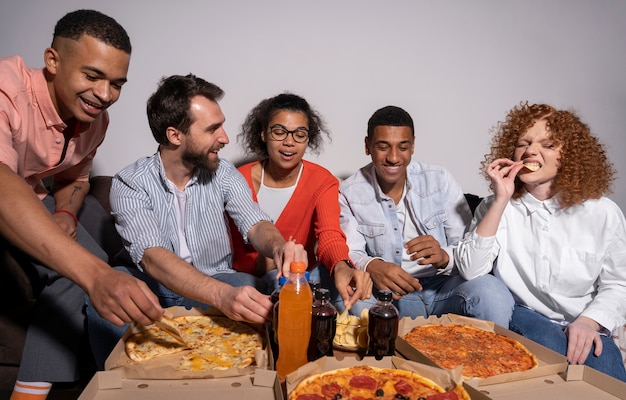 Photo gratuite amis ayant une fête bondée à la maison