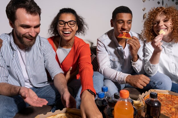 Amis ayant une fête bondée à la maison