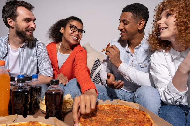 Amis ayant une fête bondée à la maison