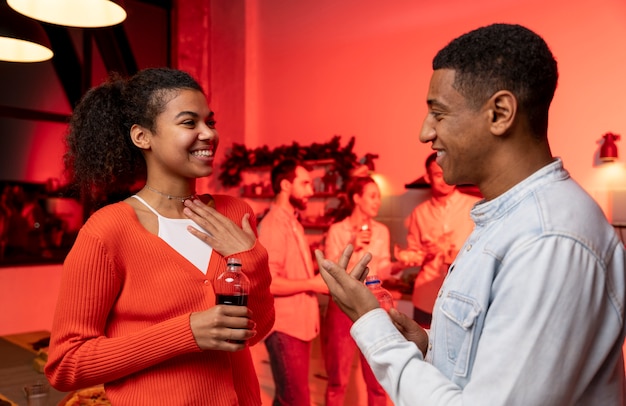 Photo gratuite amis ayant une fête bondée à la maison