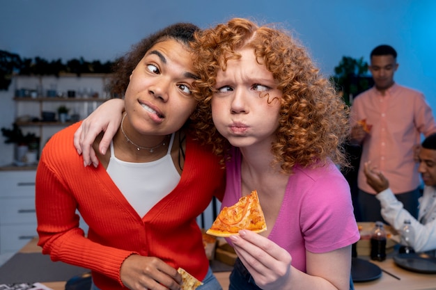 Photo gratuite amis ayant une fête bondée à la maison